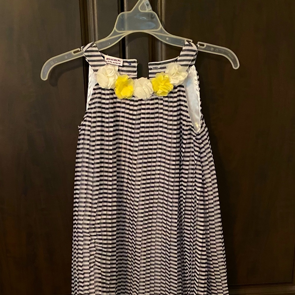 EUC girls dress. Bundle more dresses for a discount